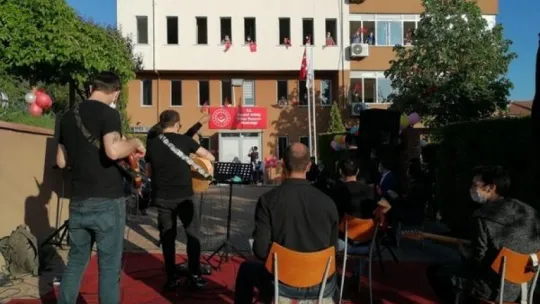 Huzurevi sakinlerine sürpriz konser