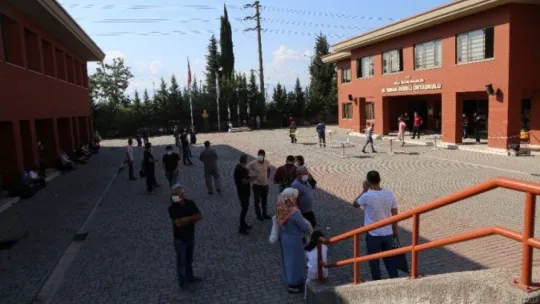 İçeri girebilmek için dakikalarca dil döktü!