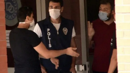 İçeri girebilmek için dakikalarca dil döktü!