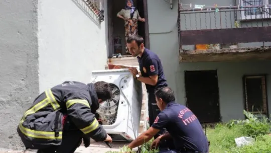 İçine giren yılanı çıkarmak için çamaşır makinesini parçaladılar
