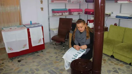 İğne-iplik tutmayı bilmezken şimdi çeyiz yapıyor