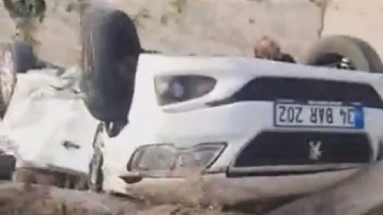İki aracın karıştığı kazada otomobil kanala uçtu