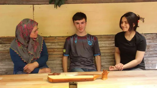 Görme engelli 17 yaşındaki Emirhan kemençeyi konuşturuyor