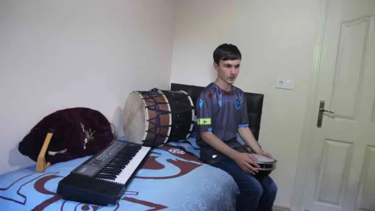Görme engelli 17 yaşındaki Emirhan kemençeyi konuşturuyor