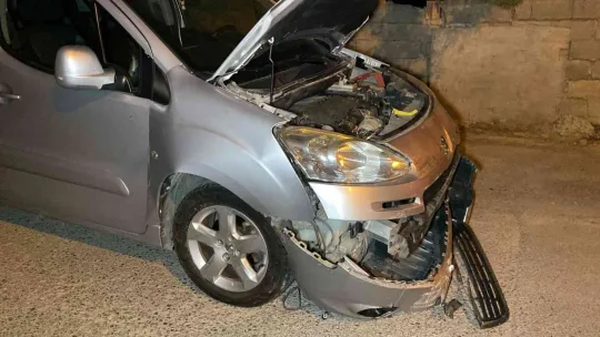 İki hafif ticari araç çarpıştı: 1 yaralı