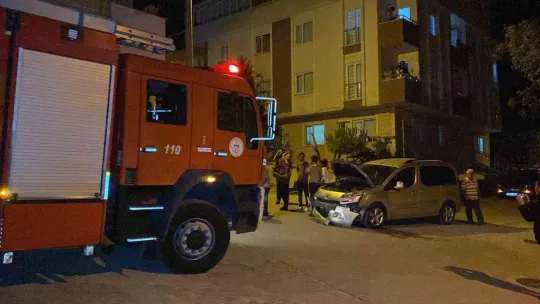 İki hafif ticari araç çarpıştı: 1 yaralı