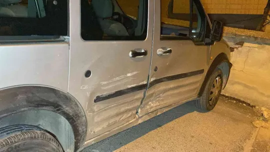 İki hafif ticari araç çarpıştı: 1 yaralı