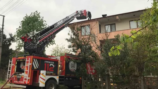 Apartmanın çatısı alev alev yandı