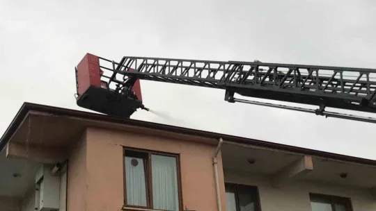 Apartmanın çatısı alev alev yandı