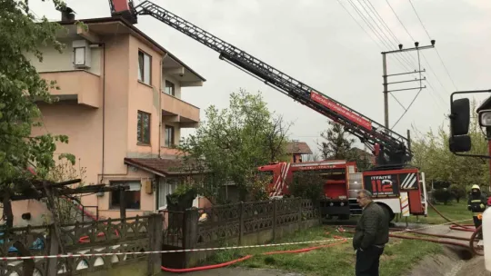 Apartmanın çatısı alev alev yandı