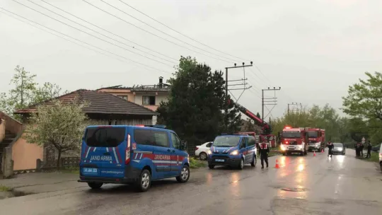 Apartmanın çatısı alev alev yandı