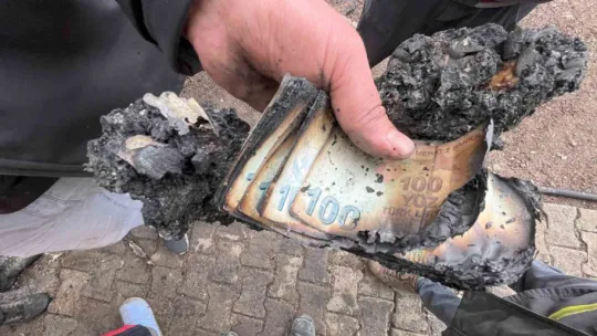 Çatı alev alev yandı 30 bin TL'lik birikimi kül oldu
