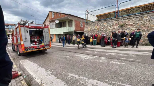 Çatı alev alev yandı 30 bin TL'lik birikimi kül oldu