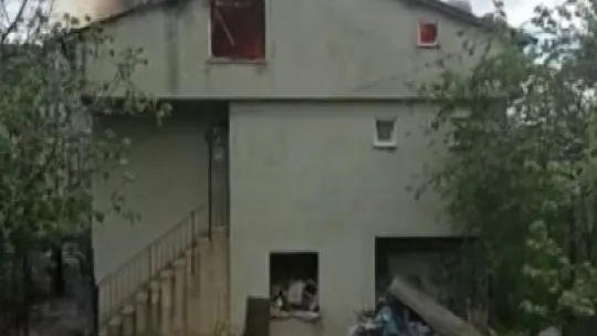 Çatı alev alev yandı 30 bin TL'lik birikimi kül oldu