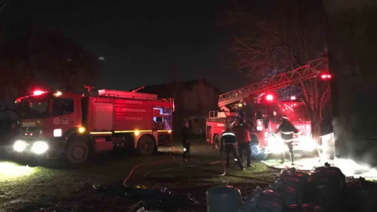 İki katlı ev alev topuna döndü