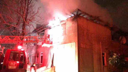 İki katlı ev alev topuna döndü