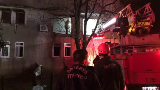 İki katlı ev alev topuna döndü