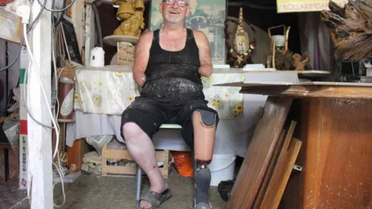 İki kolu ve bir bacağı olmayan adam yaptıklarıyla hayrete düşürüyor