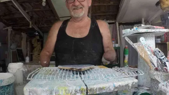 İki kolu ve bir bacağı olmayan adam yaptıklarıyla hayrete düşürüyor