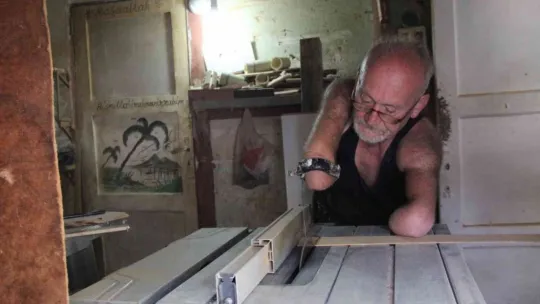 İki kolu ve bir bacağı olmayan adam yaptıklarıyla hayrete düşürüyor