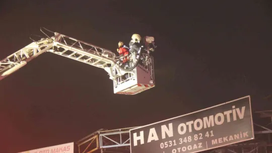 İki oto tamirci dükkanında yangın!