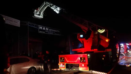 İki oto tamirci dükkanında yangın!
