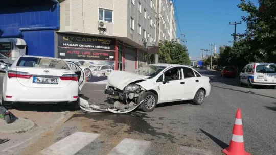 İki otomobil çarpıştı: 1 yaralı