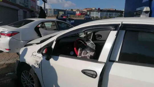 İki otomobil çarpıştı: 1 yaralı