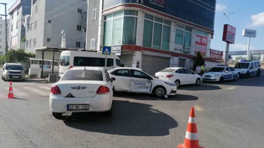 İki otomobil çarpıştı: 1 yaralı