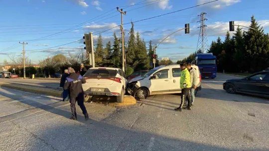 İki otomobil çarpıştı: 3 yaralı