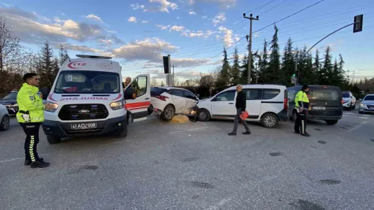 İki otomobil çarpıştı: 3 yaralı