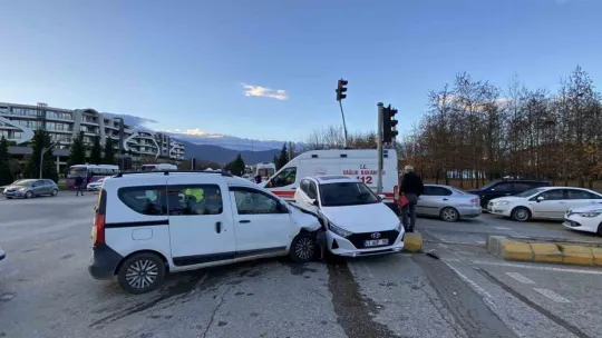 İki otomobil çarpıştı: 3 yaralı