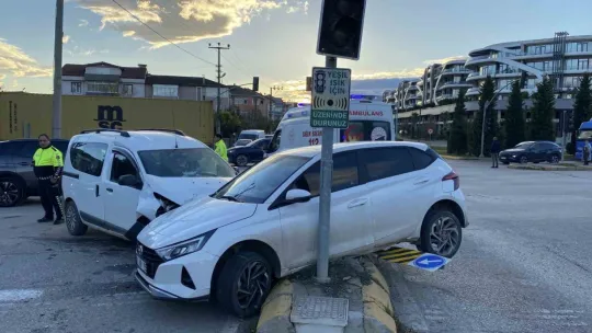 İki otomobil çarpıştı: 3 yaralı