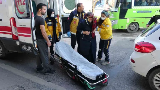 İzmit'te iki otomobil çarpıştı