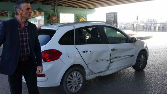 İzmit'te iki otomobil çarpıştı
