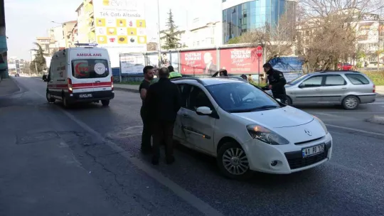 İzmit'te iki otomobil çarpıştı