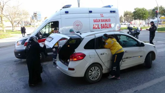 İzmit'te iki otomobil çarpıştı