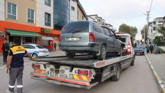 İki otomobil çarpıştı, araçta sıkışan felçli vatandaşı ekipler çıkardı