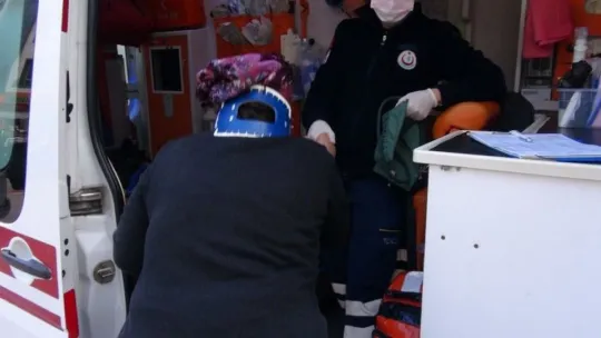 İki otomobil çarpıştı, araçta sıkışan felçli vatandaşı ekipler çıkardı