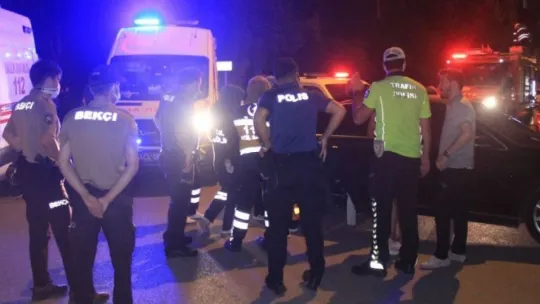 İki otomobil kafa kafaya çarpıştı: 2'si çocuk, 6 yaralı