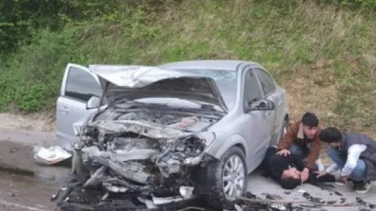 İki otomobil kafa kafaya çarpıştı: 2 yaralı