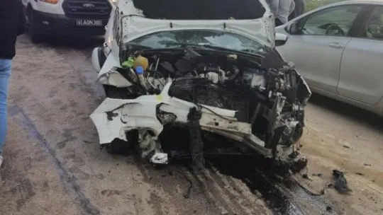 İki otomobil kafa kafaya çarpıştı: 2 yaralı