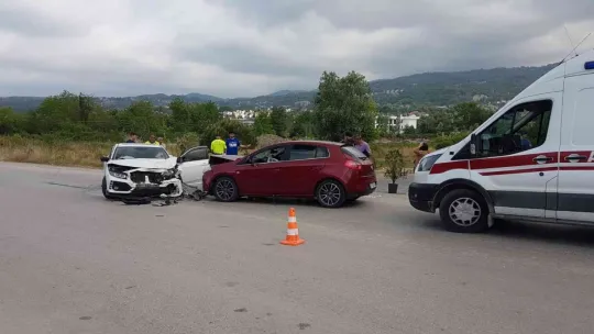 Sapanca'da iki otomobil kafa kafaya çarpıştı: 5 yaralı
