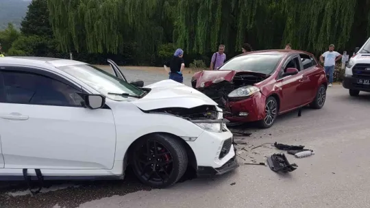 Sapanca'da iki otomobil kafa kafaya çarpıştı: 5 yaralı