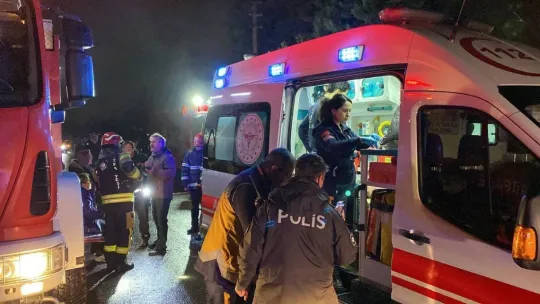 İki otomobil kafa kafaya çarpıştı