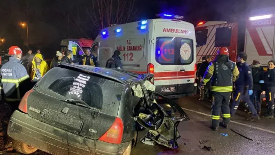 İki otomobil kafa kafaya çarpıştı