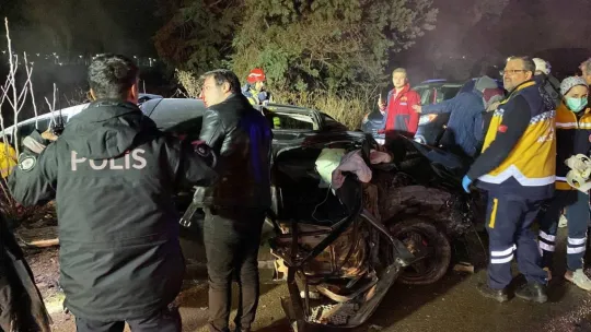 İki otomobil kafa kafaya çarpıştı
