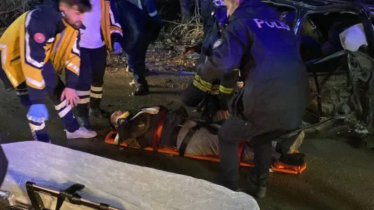 İki otomobil kafa kafaya çarpıştı