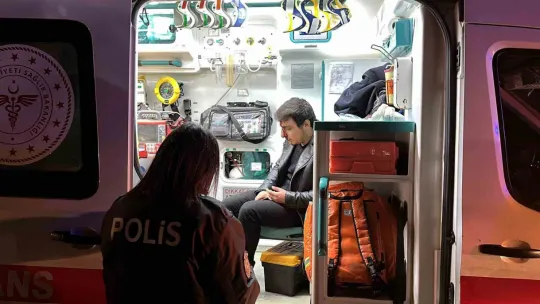 İki otomobil kafa kafaya çarpıştı