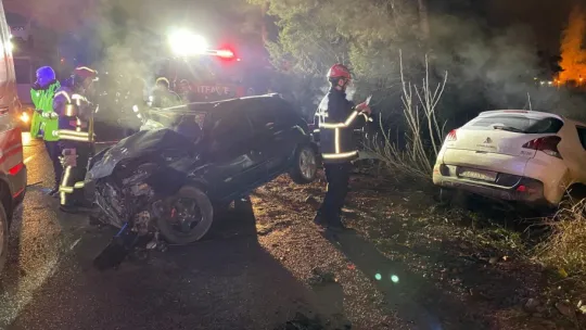 İki otomobil kafa kafaya çarpıştı